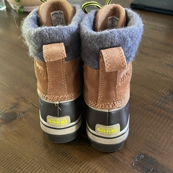 Sorel boots - Picture 3 of 6